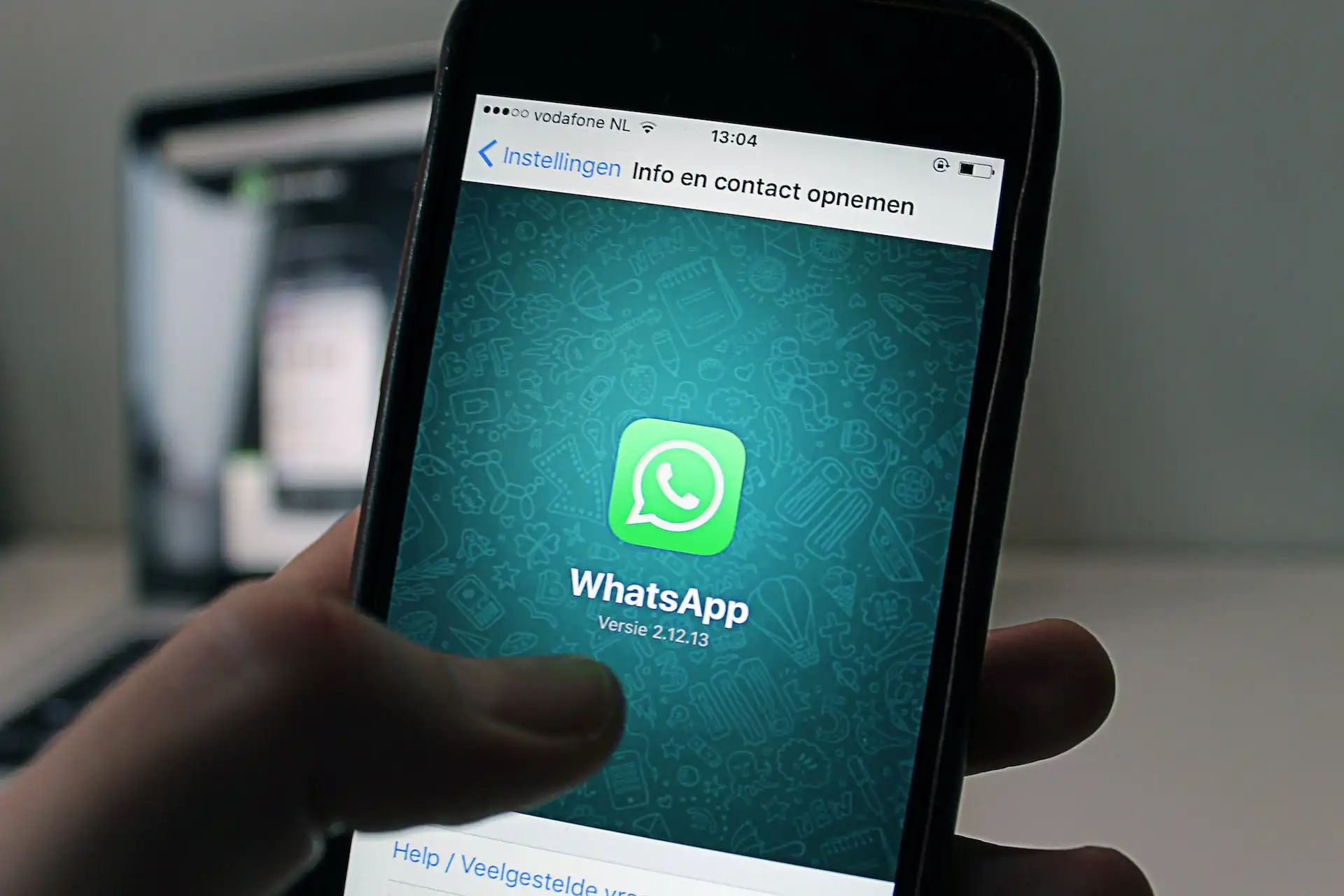 whatsapp logo didalam smartphone android